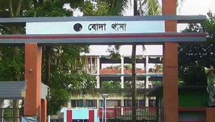 নামাজের বিছানায় পড়ে ছিল নারীর রক্তমাখা মরদেহ 