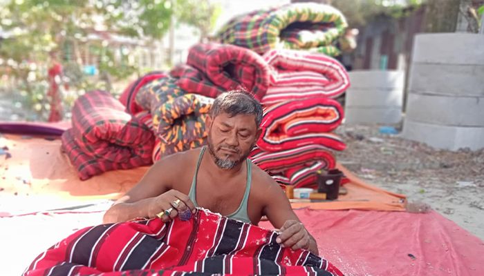 বেড়েছে লেপ-তোশক কারিগরদের ব্যস্ততা 
