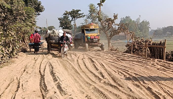 কাজ ফেলে লাপাত্তা ঠিকাদার সড়কে জনদুর্ভোগ 