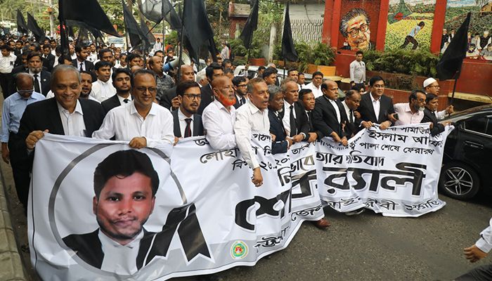 চিন্ময়কে আসামি না করায় আইনজীবীদের ক্ষোভ