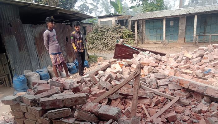 চাঁদার দাবিতে ক্রীড়া কার্যালয় ভাঙচুর