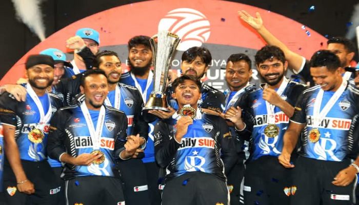 ট্রফির সঙ্গে রংপুর রাইডার্স পেয়েছে সাড়ে ৬ কোটি টাকা 