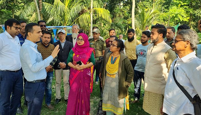 নদী-খাল পরিদর্শনে ডিসি ও পাউবো প্রকৌশলী 
