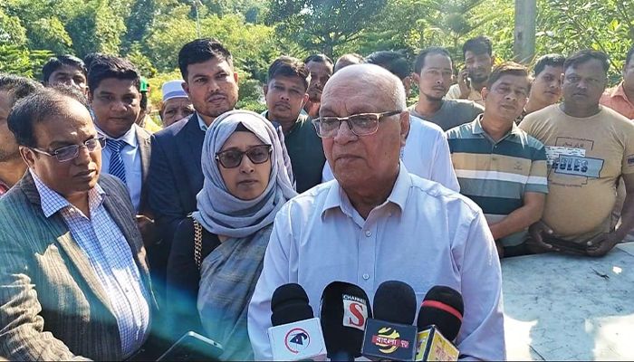 মুক্তিযুদ্ধ না করে তালিকাভুক্ত হওয়া জাতির সঙ্গে প্রতারণা : উপদেষ্টা ফারুক-ই-আজম 
