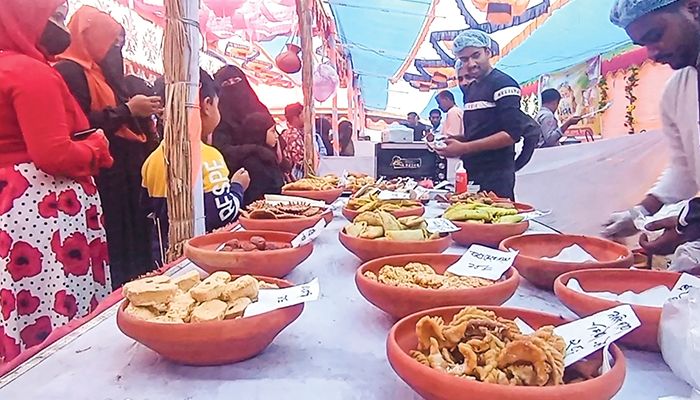 বাহারি পিঠার স্বাদে তৃপ্ত ভোজনরসিক