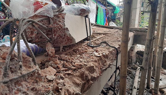 সেতুর রেলিং ভেঙে হোটেলের প্রবেশপথ