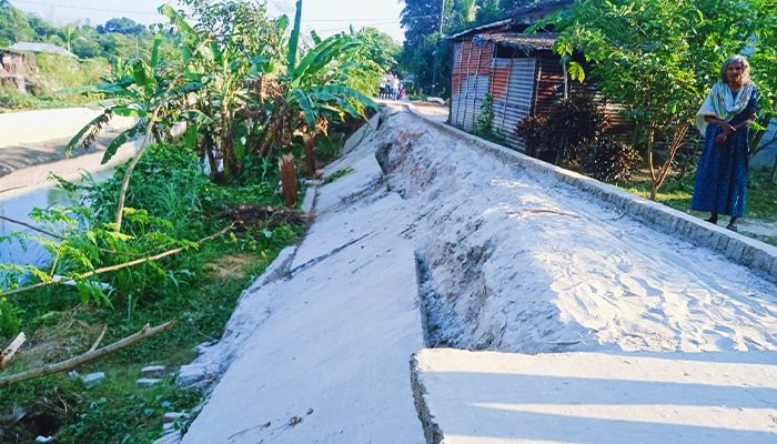 লালপুরের গোপালপুর পৌরসভার আরসিসি রাস্তা ধসে গেছে। সম্প্রতি পৌরসভার কেশবপুর এলাকা।