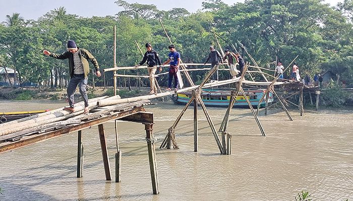 মোরেলগঞ্জ উপজেলার বারইখালী ও বহরবুনিয়া ইউনিয়নের উত্তর সুতালড়ী গ্রামের খালের ওপর নির্মিত কাঠের পুলটি দুই বছর আগে ভেঙে পড়ে। এরপর থেকে গ্রামবাসীর উদ্যোগে নির্মাণ করা বাঁশের সাঁকো দিয়ে ঝুঁকি নিয়ে চলাচল করছে আট গ্রামের মানুষ। গত সোমবার তোলা। প্রবা ফটো