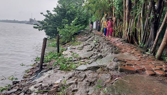 পানগুছি নদীতে ভাঙন, আতঙ্কে তিন হাজার পরিবার 