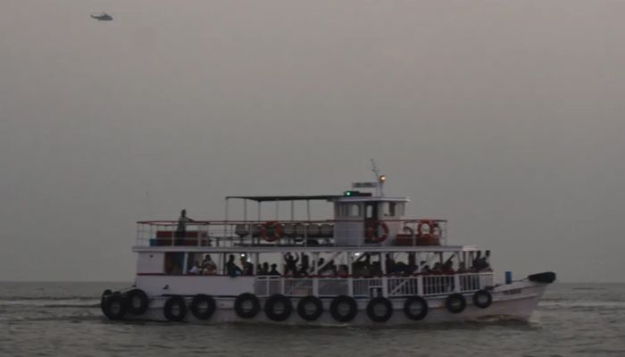 ভারতে নৌবাহিনীর স্পিডবোটের সঙ্গে যাত্রীবাহী ফেরির ধাক্কায় নিহত ১৩