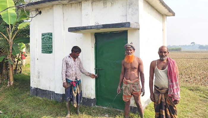 চারঘাটের হলিদাগাছীর নাওদাড়ায় মাঠের একটি গভীর নলকূপের ঘরে দেওয়া তালা। প্রবা ফটো