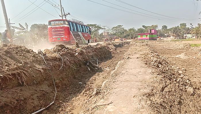 ৩ দফা সময় বাড়িয়েও শেষ হচ্ছে না সংস্কার কাজ