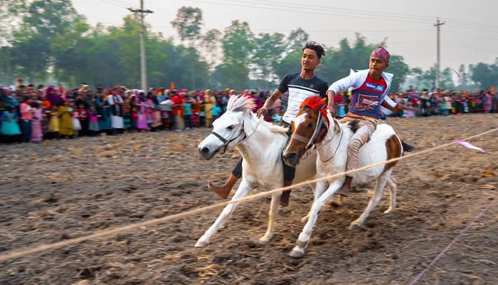 ইতিহাস ঐতিহ্যকে আঁকড়ে ধরে লালসাদা ঘোড়া ছুটেছে প্রাণপণে