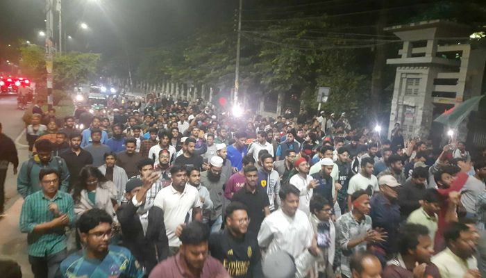 বাংলাদেশের সহকারী হাইকমিশনে হামলার প্রতিবাদে বিক্ষোভে উত্তাল ঢাকা 