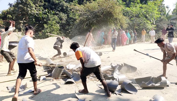 অবৈধ বালু উত্তোলনের প্রতিবাদে বিক্ষোভ, ভেকু-ট্রাক ভাঙচুর