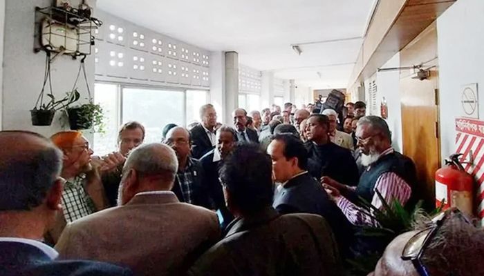 বঞ্চিত ৭৬৪ সাবেক কর্মকর্তা পাবেন পদমর্যাদা ও আর্থিক সুবিধা
