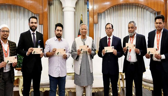 বিজয় দিবস উপলক্ষে স্মারক ডাকটিকিট অবমুক্ত করলেন প্রধান উপদেষ্টা