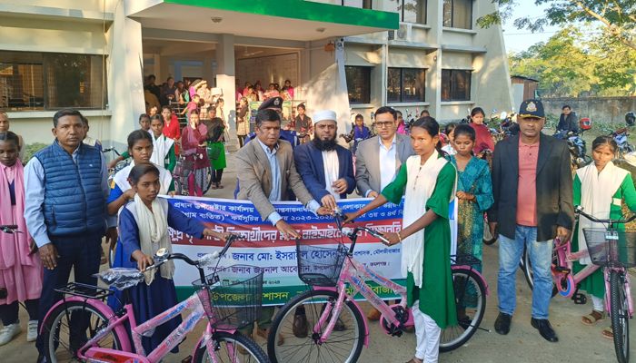 কমলগঞ্জে রঙিন বাইসাইকেল পেল স্কুল পড়ুয়া কিশোরীরা