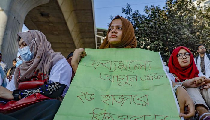 ভাতা বাড়ল ৫ হাজার টাকা, প্রত্যাখ্যান ট্রেইনি চিকিৎসকদের