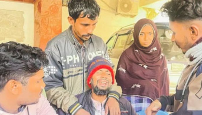 চাঁদপুরের মেঘনায় সারবাহী জাহাজে সাত খুনের ঘটনায় মঙ্গলবার চাঁদপুর সরকারি জেনারেল হাসপাতালের সামনে নিহতদের স্বজনের আহাজারি। ছবি : সংগৃহীত