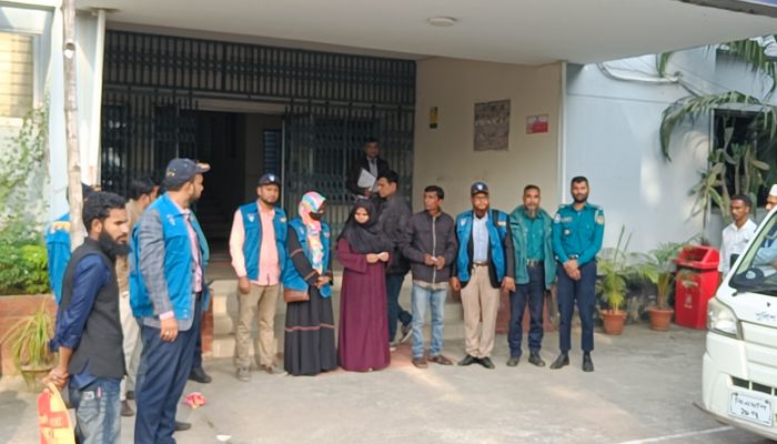 পাসপোর্ট অফিসে দুদকের অভিযানে দুই দালাল আটক