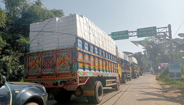 আখাউড়া-আগরতলা সীমান্তে রপ্তানি স্বাভাবিক, কমেছে যাত্রী পারাপার