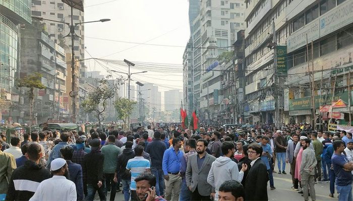 বিএনপির কার্যালয়ের সামনে জমায়েত হচ্ছে নেতাকর্মীরা