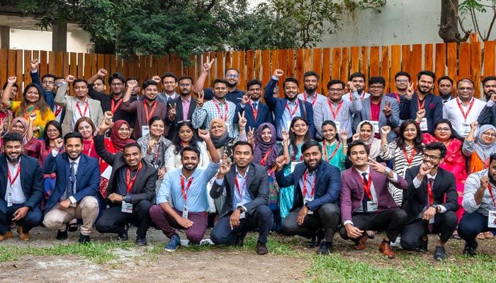 সিম্পোজিয়ামে অংশগ্রহণকারীদের পেশাগত উন্নয়ন নিয়ে আলোচনা করা হয়।