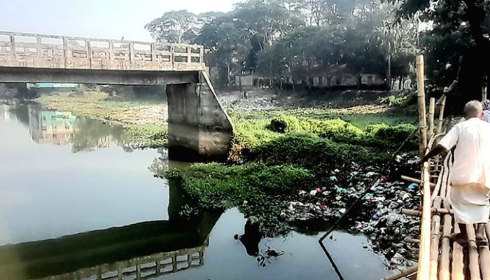 সংযোগ সড়কহীন সেতুতে ভোগান্তি ১০ গ্রামের মানুষের