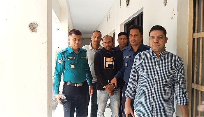 আইনজীবী সাইফুল ইসলাম আলিফ হত্যার প্রধান আসামি চন্দনকে চট্টগ্রামের কোতোয়ালি থানায় হস্তান্তর করেছে ভৈরব পুলিশ। প্রবা ফটো