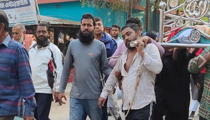 হাতকড়া নিয়েই মাকে শেষ বিদায় জানালেন ছাত্রলীগ নেতা