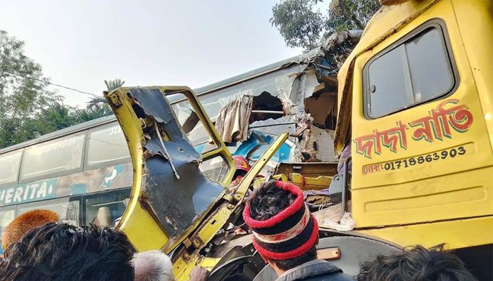 দিনাজপুরে বাস-ট্রাক সংঘর্ষে দুই চালকসহ নিহত ৪