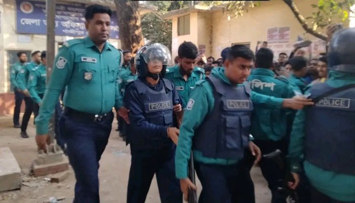 প্রিজন ভ্যানে তোলার সময় গাজীপুরের সাবেক ভারপ্রাপ্ত মেয়র কিরণের ওপর ডিম নিক্ষেপ