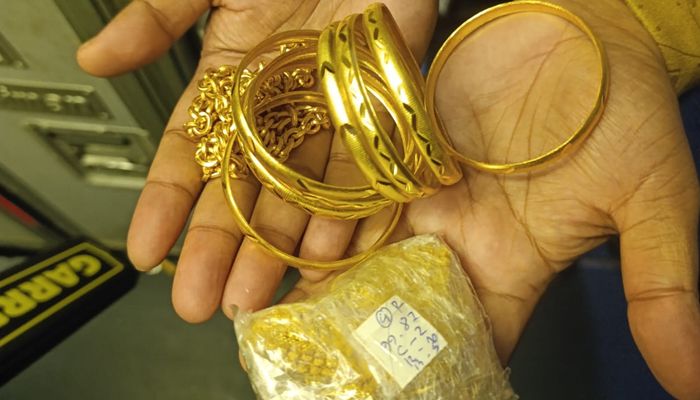 ৬৩ ভরি স্বর্ণসহ শাহ আমানতে ২ যাত্রী আটক