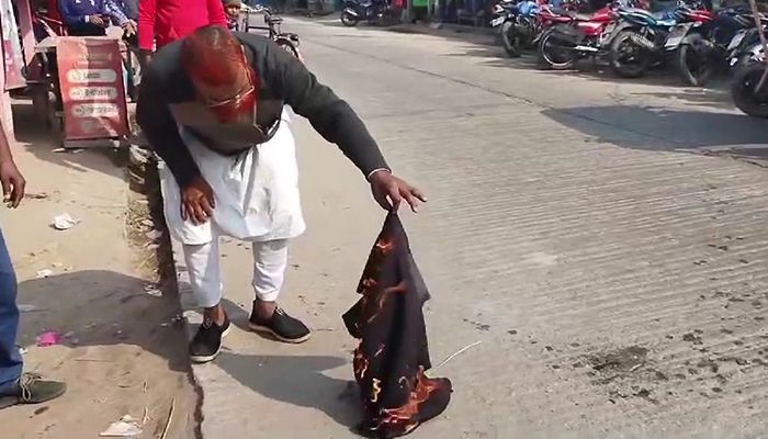 মুজিব কোট পুড়িয়ে আওয়ামী লীগ থেকে পদত্যাগ