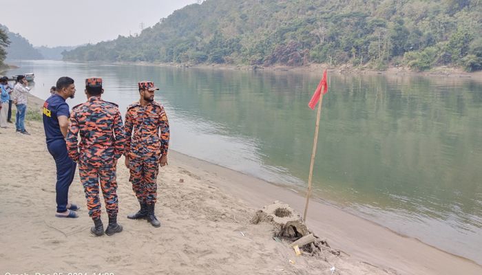 ২৪ ঘণ্টায়ও সন্ধান মেলেনি কর্ণফুলীতে নিখোঁজ ২ পর্যটকের