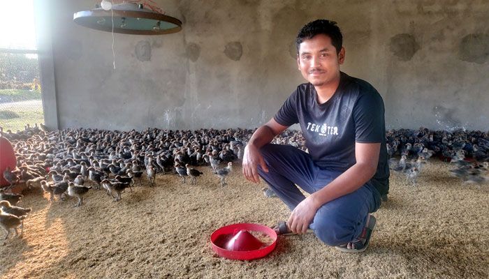 নিজ উদ্যোগে স্বাবলম্বী অনার্স পড়ুয়া জমির