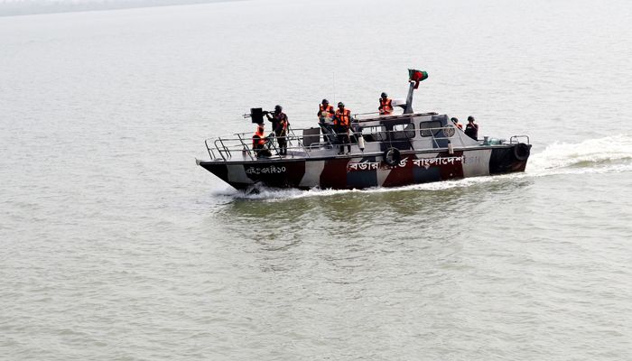 মংডু দখলে নিয়ে নাফ নদে নিষেধাজ্ঞা আরাকান আর্মির, সতর্ক বিজিবি