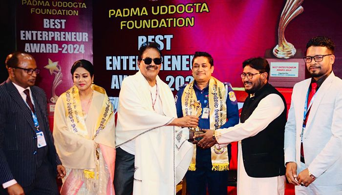 সেরা উদ্যোক্তার পুরস্কার পেলেন পুলিশ সুপার নাইমুল হক