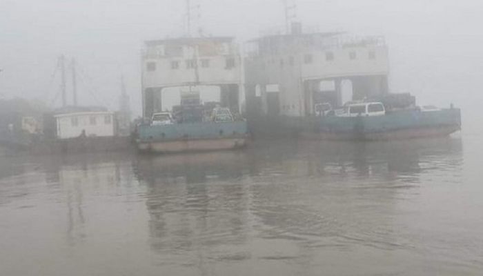 ঘন কুয়াশায় পাটুরিয়া-দৌলতদিয়া রুটে ফেরি চলাচল বন্ধ