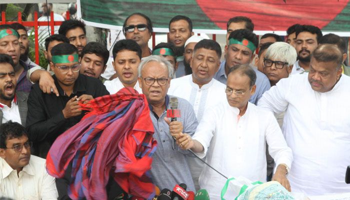 রুহুল কবির রিজভী প্রেস ক্লাবের সামনে ভারতীয় পণ্য বর্জন কর্মসূচিতে বক্তব্য শেষে তার স্ত্রীর ভারতীয় শাড়িতে আগুন দেন। ছবি : ফোকাস বাংলা