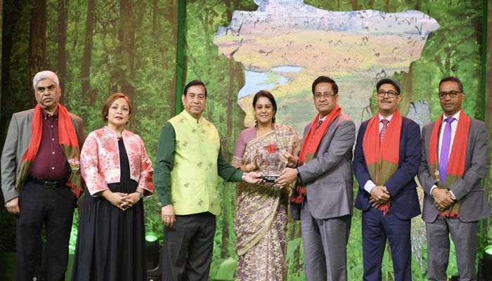 বুধবার (২৫ ডিসেম্বর) সন্ধ্যায় রাজধানীর চ্যানেল আই প্রাঙ্গণে ‘প্রকৃতি ও জীবন ফাউন্ডেশন-চ্যানেল আই প্রকৃতি সংরক্ষণ পদক-২০২৩’ বিতরণ অনুষ্ঠানে অতিথিরা। প্রবা ফটো