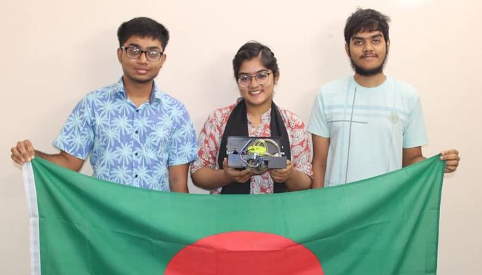 তরী ভিড়ল ইজমিরের তীরে 