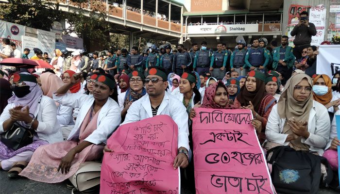 ভাতা বৃদ্ধির দাবিতে রবিবার শাহাবাগে পোস্ট গ্র্যাজুয়েট প্রশিক্ষণার্থী চিকিৎসকদের সমাবেশ করেন। প্রবা ফটো
