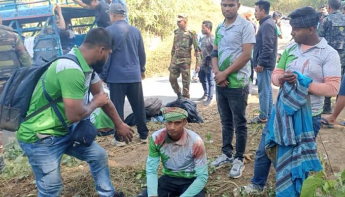 সাজেকে চাঁদের গাড়ি উল্টে ১০ পর্যটক আহত