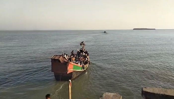 বিশেষ ব্যবস্থায় সেন্টমার্টিন গেল পণ্যবাহী সাত ট্রলার