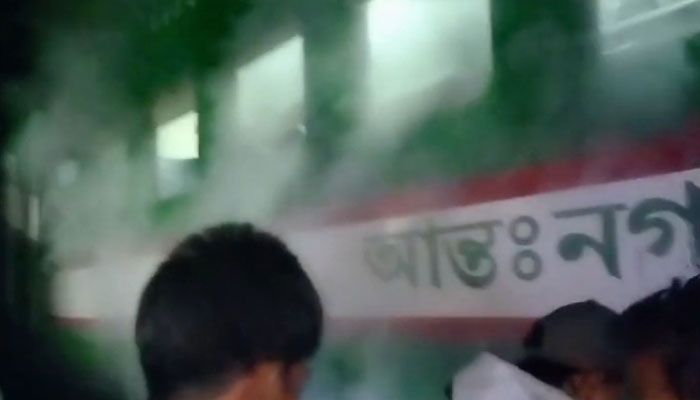 নাটোরে চলন্ত ট্রেনে আগুন