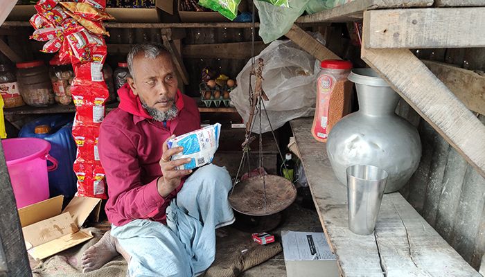 মুদি দোকানে স্বাবলম্বী দৃষ্টিপ্রতিবন্ধী ইউনুছ আলী