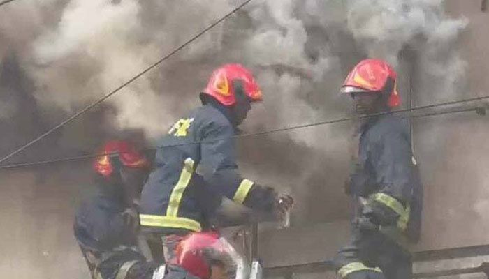 উত্তরায় রেস্টুরেন্টে আগুন, সাতজনকে জীবিত উদ্ধার