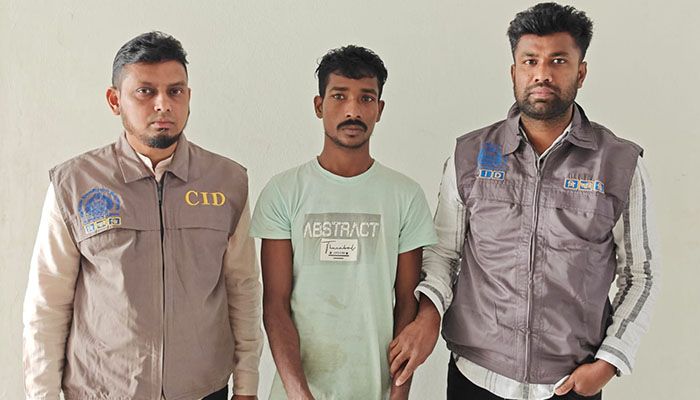 মসজিদে নববীর ইমাম পরিচয়ে প্রতারণা, যুবক গ্রেপ্তার
